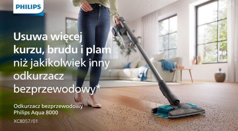 Osoba używa bezprzewodowego odkurzacza pionowego na drewnianej podłodze w salonie. Tekst na obrazie: \'Usuwa więcej kurzu, brudu i plam niż jakikolwiek inny odkurzacz bezprzewodowy* Odkurzacz bezprzewodowy Philips Aqua 8000 XC8057/01\'.