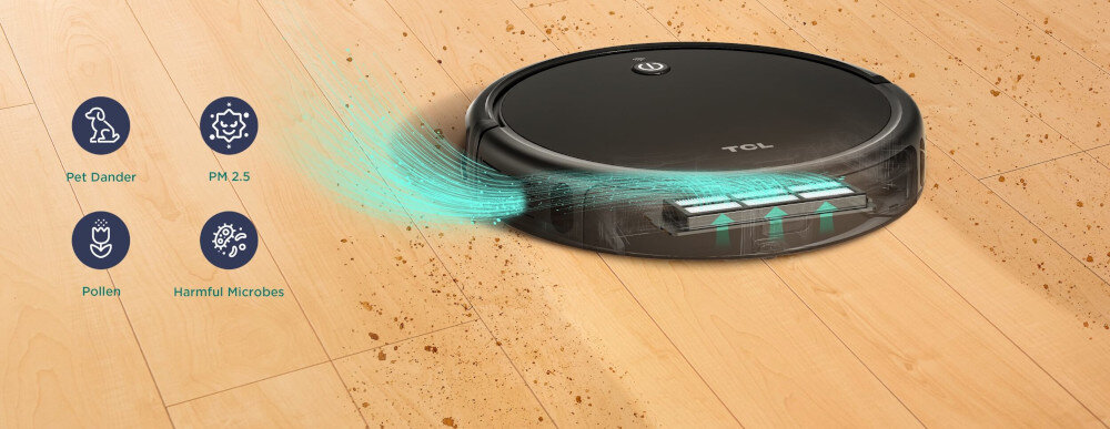 Czarny robot sprzątający na drewnianej podłodze z widocznymi zabrudzeniami. Obok znajdują się ikony z napisami: Pet Dander, PM 2.5, Pollen, Harmful Microbes.