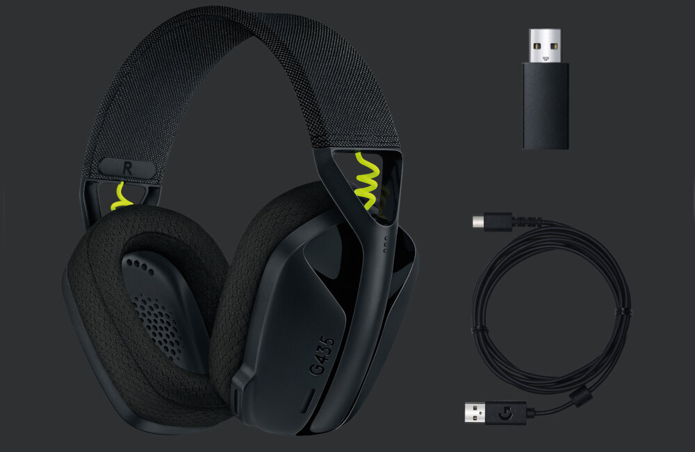 Na obrazie widoczne są czarne słuchawki nauszne z oznaczeniem \'G435\', adapter USB oraz kabel z końcówkami USB-C. Słuchawki mają żółte akcenty na pałąku i nausznikach.