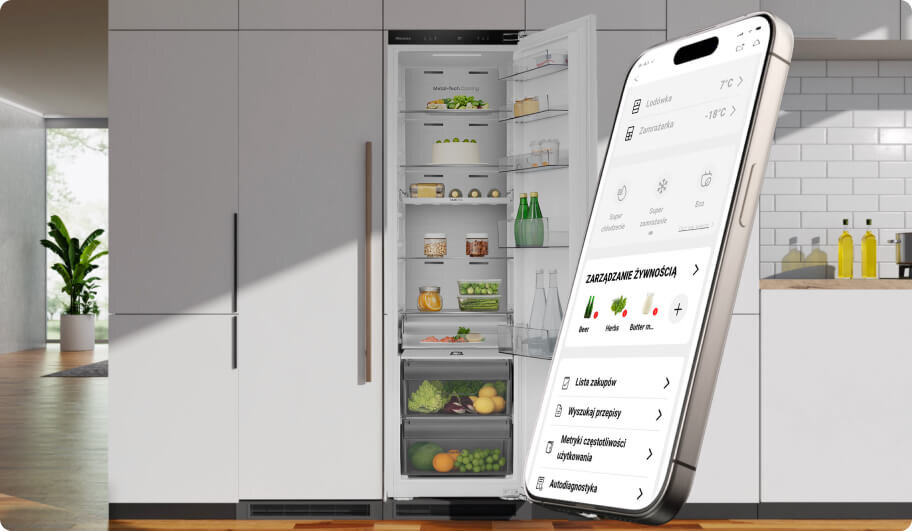 Na obrazie widoczna jest otwarta lodówka z różnymi produktami spożywczymi oraz smartfon z aplikacją do zarządzania żywnością. W tle znajduje się nowoczesna kuchnia z rośliną w doniczce i akcesoriami kuchennymi.