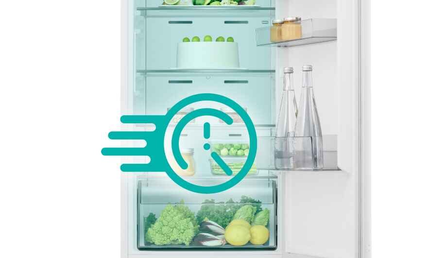 Otwarta lodówka z widocznymi półkami, na których znajdują się owoce, warzywa i butelki. Na drzwiach lodówki widoczne są pojemniki z produktami, a na obrazie znajduje się symbol zegara z trzema liniami po lewej stronie.