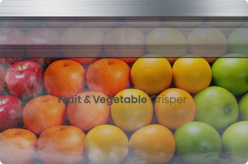 Wnętrze lodówki z widocznymi owocami, takimi jak jabłka, pomarańcze i cytryny. Na szufladzie znajduje się napis \'Fruit & Vegetable Crisper\'.