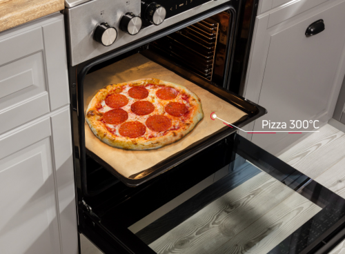 Otwarty piekarnik z widoczną pizzą na blasze, obok napis \'Pizza 300°C\'.