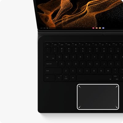 php2qvdg7 a-larger-touchpad-supportingmulti-finger-gestures Czarna klawiatura z dużym touchpadem, na ekranie widoczny abstrakcyjny wzór w odcieniach pomarańczowego i czarnego.