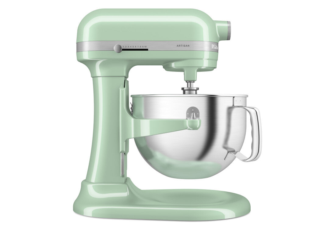 Pistacjowy robot kuchenny planetarny z metalową misą i uchwytem. Na obudowie widoczne są napisy: \'ARTISAN\' i \'KitchenAid\'.