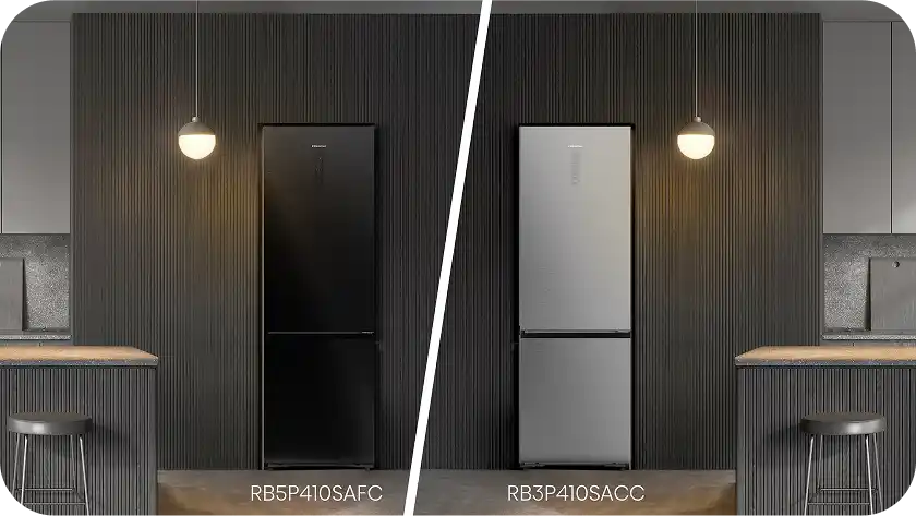 Obraz przedstawia dwie lodówki HISENSE w nowoczesnej kuchni, jedna czarna z oznaczeniem RB5P410SAFC, druga srebrna z oznaczeniem RB3P410SACC. Obie lodówki stoją na tle ciemnej, pionowo żłobionej ściany, a nad nimi wiszą lampy.