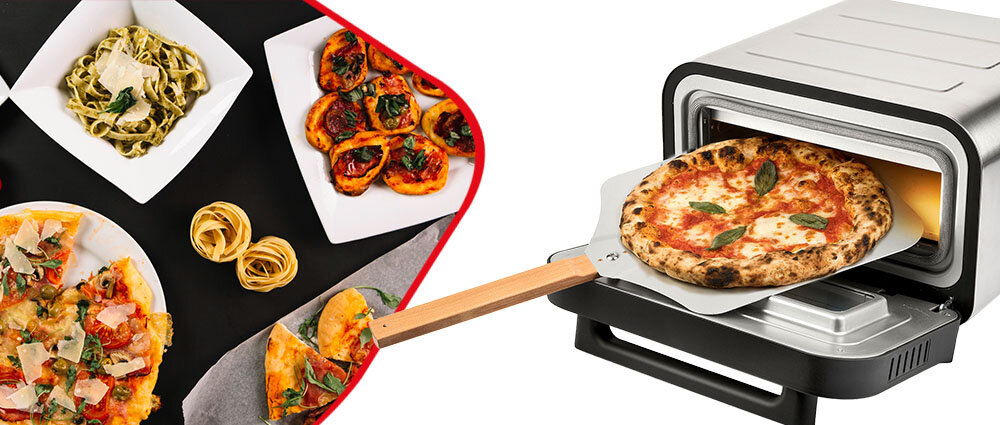 Na obrazie widoczny jest srebrny piec do pizzy z drewnianą łopatką, na której znajduje się pizza. Obok pieca znajdują się talerze z różnymi potrawami, w tym makaronem i mini pizzami.