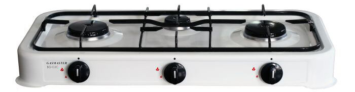 Kuchenka nastawna z trzema palnikami i czarnymi pokrętłami. Widoczne logo \'GASMASTER BG-03C\'.
