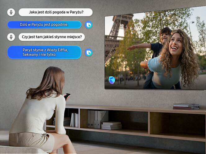 Kobieta siedzi na kanapie przed telewizorem, na którym wyświetlany jest obraz z Wieżą Eiffla w tle. Obok telewizora widoczne są dymki z tekstem: \'Jaka jest dziś pogoda w Paryżu?\', \'Dziś w Paryżu jest pogodnie.\', \'Czy jest tam jakieś słynne miejsce?\', \'Paryż słynie z Wieży Eiffla, Sekwany i nie tylko.\'.