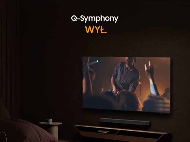 Na obrazie widoczny jest telewizor wyświetlający koncert, a nad nim znajduje się napis \'Q-Symphony WYŁ.\'.