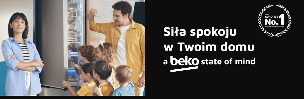 Grupa ludzi stoi obok otwartej lodówki, a obok widoczny jest napis: \'Siła spokoju w Twoim domu a beko state of mind\'.