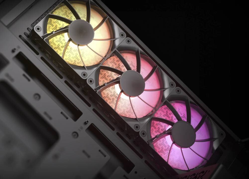 Obraz przedstawia trzy wentylatory komputerowe z podświetleniem RGB w kolorach żółtym, różowym i fioletowym, zamontowane w obudowie. Tło jest ciemne, a obudowa ma metaliczną strukturę.