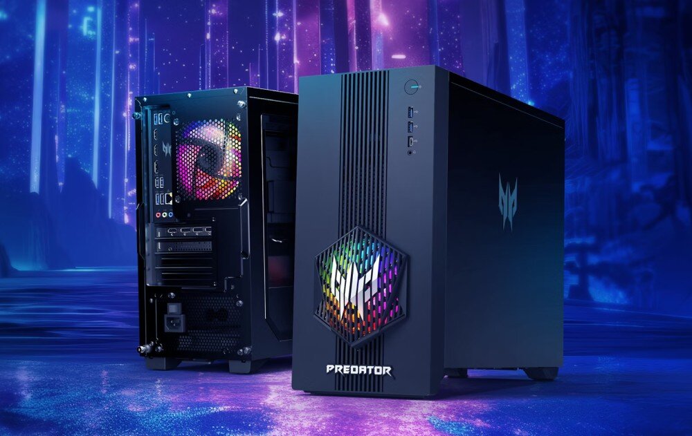 Na obrazie widoczne są dwa komputery stacjonarne z podświetleniem RGB, z logo \'Predator\' na obudowie. Tło jest futurystyczne, w odcieniach niebieskiego i fioletowego.