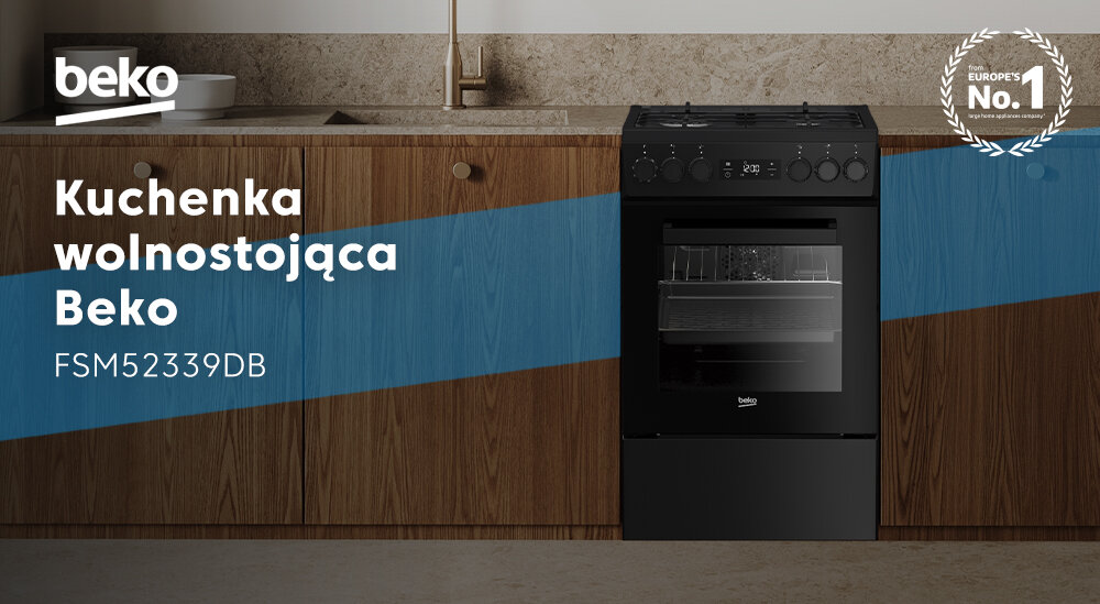 Na obrazie widoczna jest kuchenka wolnostojąca Beko FSM52339DB umieszczona w kuchni z drewnianymi szafkami i kamiennym blatem. W lewym górnym rogu znajduje się logo \'beko\', a po prawej stronie napis \'EUROPE\'S No.1\' w wieńcu laurowym.