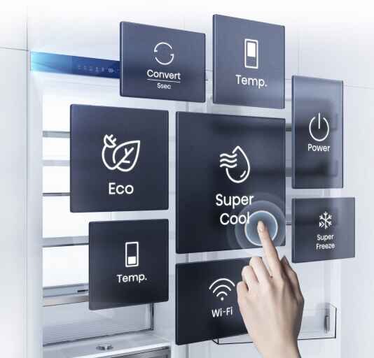Na obrazie widoczny jest panel dotykowy z ikonami i napisami: Convert, Temp., Power, Eco, Super Cool, Super Freeze, Wi-Fi. Dłoń dotyka ikony Super Cool.