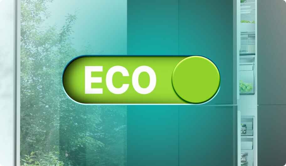 Obraz przedstawia zielony przycisk z napisem \'ECO\' na tle lodówki. W tle widoczne są drzewa i wnętrze lodówki z półkami.