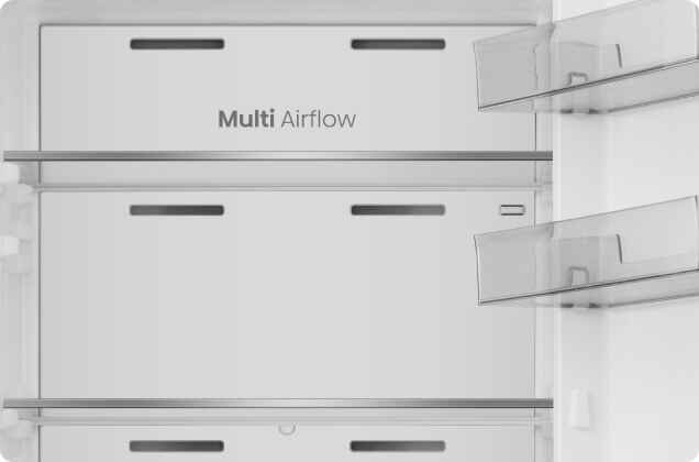 Wnętrze lodówki z widocznymi półkami i napisem \'Multi Airflow\'.