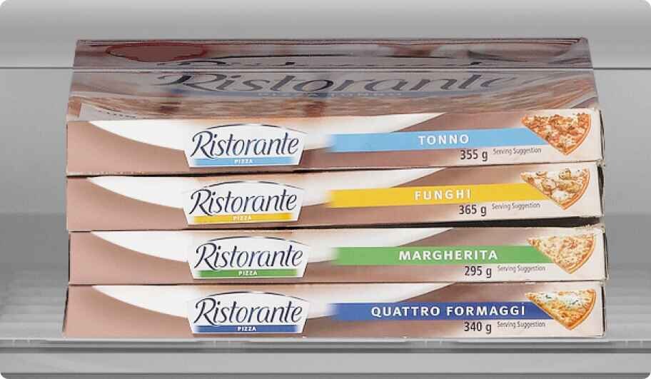 Na obrazie widoczne są cztery opakowania pizzy marki Ristorante o smakach: Tonno, Funghi, Margherita i Quattro Formaggi, z podaną wagą odpowiednio 355 g, 365 g, 295 g i 340 g.