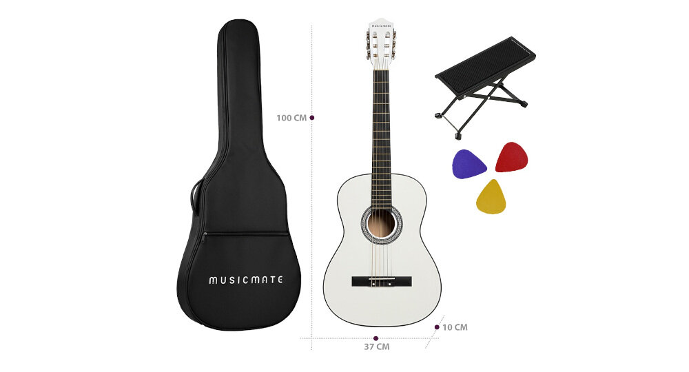Na obrazie znajduje się biała gitara klasyczna z czarnymi elementami, pokrowiec z napisem \'MUSICMATE\', trzy kolorowe kostki do gry oraz czarny podnóżek. Obok gitary widoczne są wymiary: 100 cm wysokości, 37 cm szerokości i 10 cm głębokości.