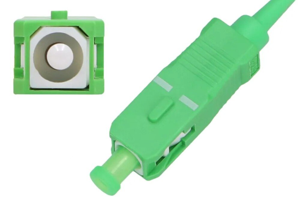 Kabel Pigtail - SC/APC EXTRALINK EX.8000 Zbliżenie na zielony wtyk światłowodowy w dwóch widokach pokazujące kwadratowy przód z białą ferulą oraz widok pod kątem na korpus wtyku