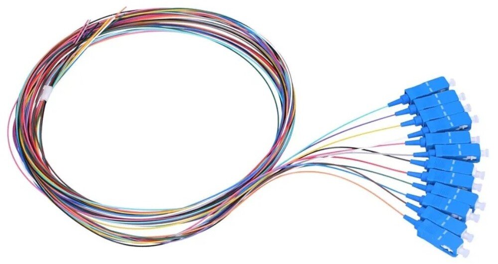 Kabel Pigtail - SC/UPC EXTRALINK EX.10123 Zestaw dwunastu kolorowych kabli światłowodowych zwiniętych w pętlę z niebieskimi wtykami ułożonymi wachlarzowato po prawej stronie