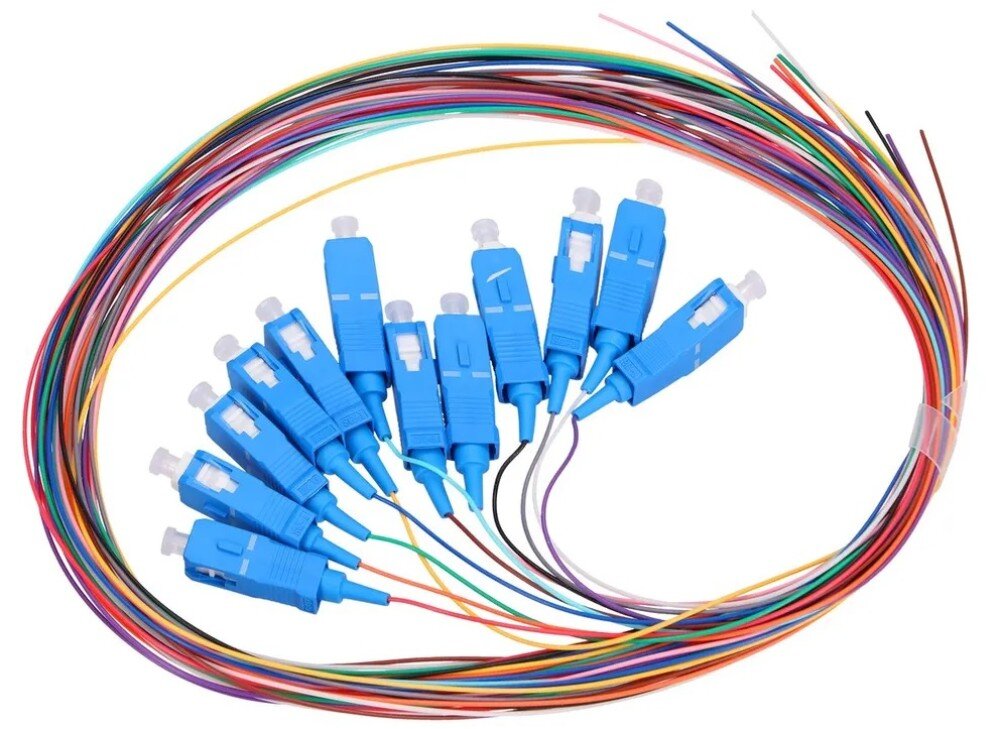Kabel Pigtail - SC/UPC EXTRALINK EX.10123 Dwanaście wielokolorowych kabli światłowodowych zwiniętych w okrąg z niebieskimi zakończeniami ułożonymi w jego środkowej części
