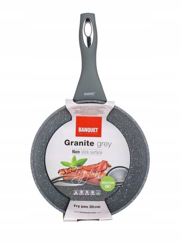 Patelnia o średnicy 20 cm z szarym, marmurkowym wykończeniem i ergonomicznym uchwytem. Na opakowaniu widnieje napis: \'BANQUET Granite grey Non-stick surface Fry pan 20 cm\'.