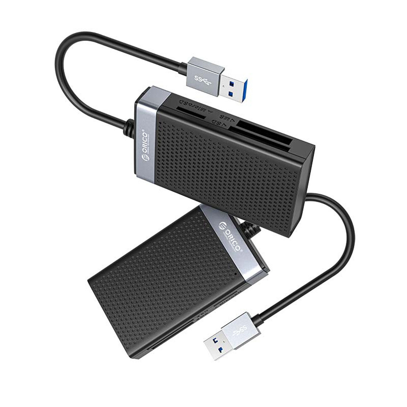 Na obrazie widoczny jest czarno-srebrny czytnik kart pamięci z logo \'Orico\' oraz podłączonym kablem USB-A 3.0. Urządzenie posiada kilka slotów na różne typy kart pamięci.