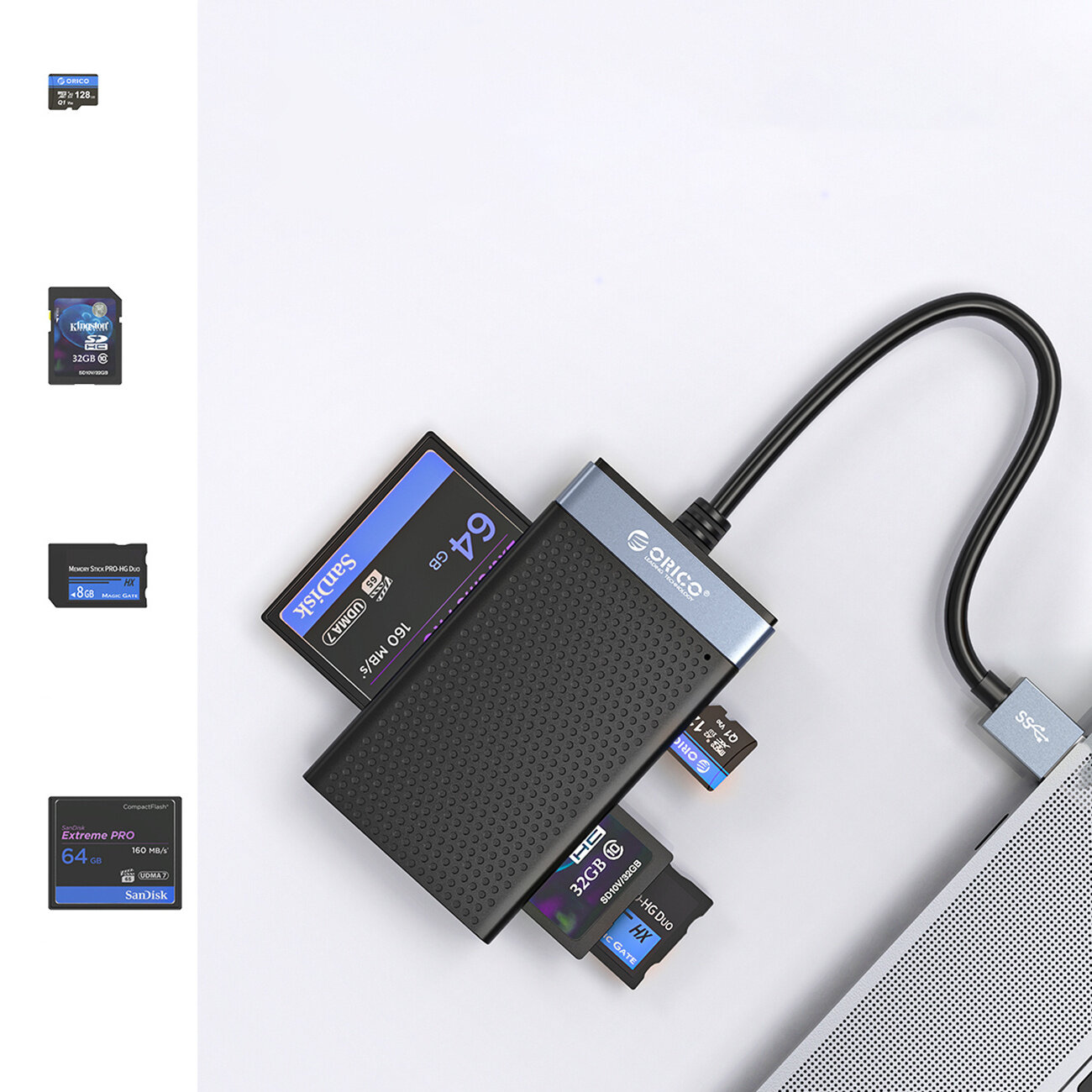 Na obrazie widoczny jest czarno-srebrny czytnik kart pamięci marki Orico z kilkoma włożonymi kartami pamięci. Obok znajduje się kabel USB podłączony do urządzenia.