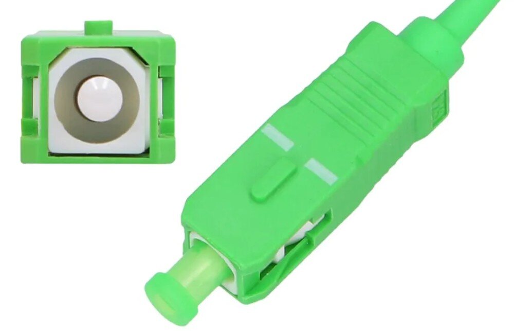 Kabel Pigtail - SC/APC EXTRALINK EX.8765 Dwa ujęcia zielonego wtyku światłowodowego pokazujące kwadratowe czoło z białą ferulą oraz widok pod kątem z nałożoną zieloną nasadką