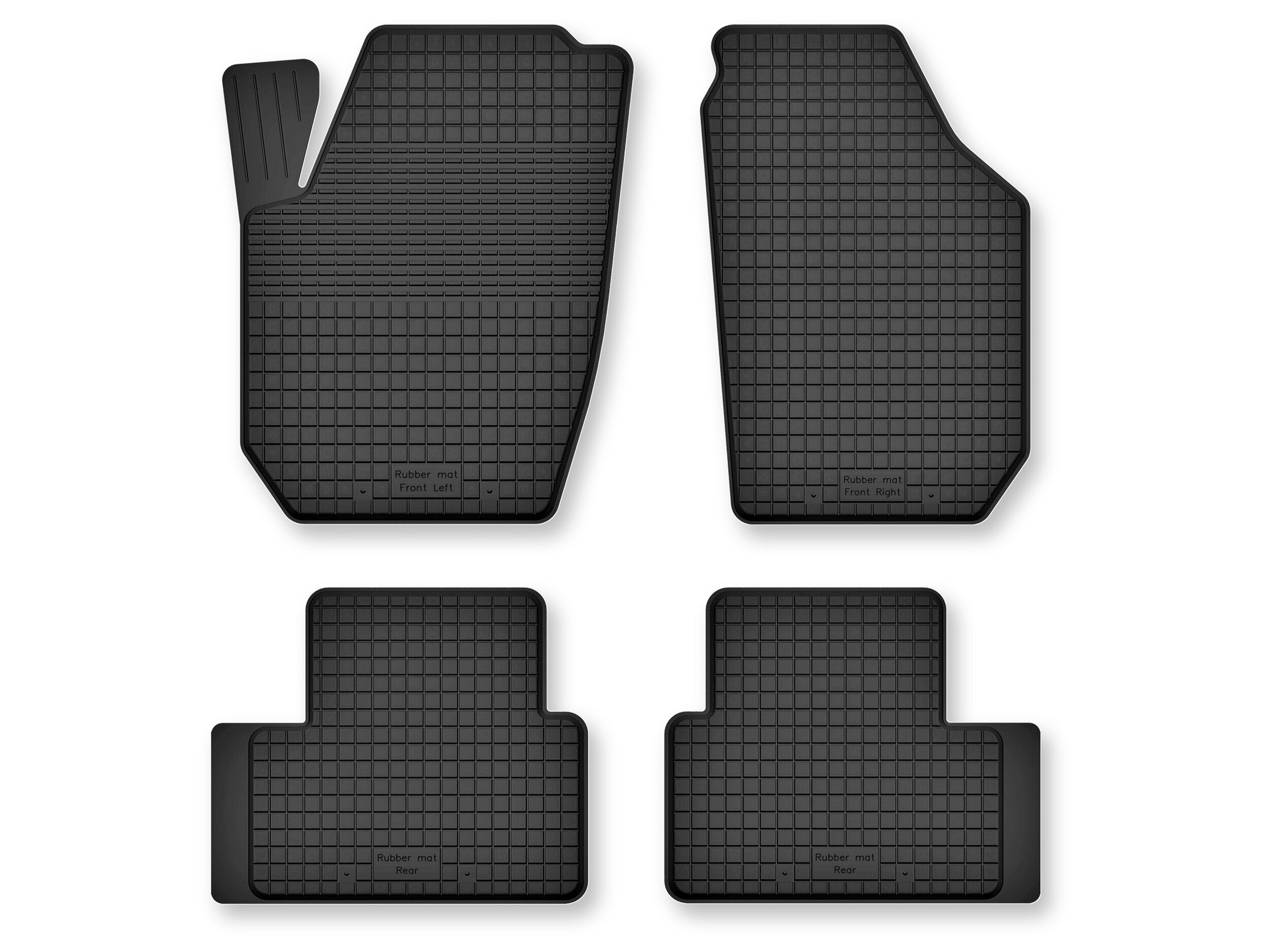 Cztery czarne gumowe dywaniki samochodowe o korytkowej strukturze, każdy z nich ma prostokątny wzór. Na dwóch z nich widoczny jest tekst: \'Rubber mat front left\' i \'Rubber mat front right\'.