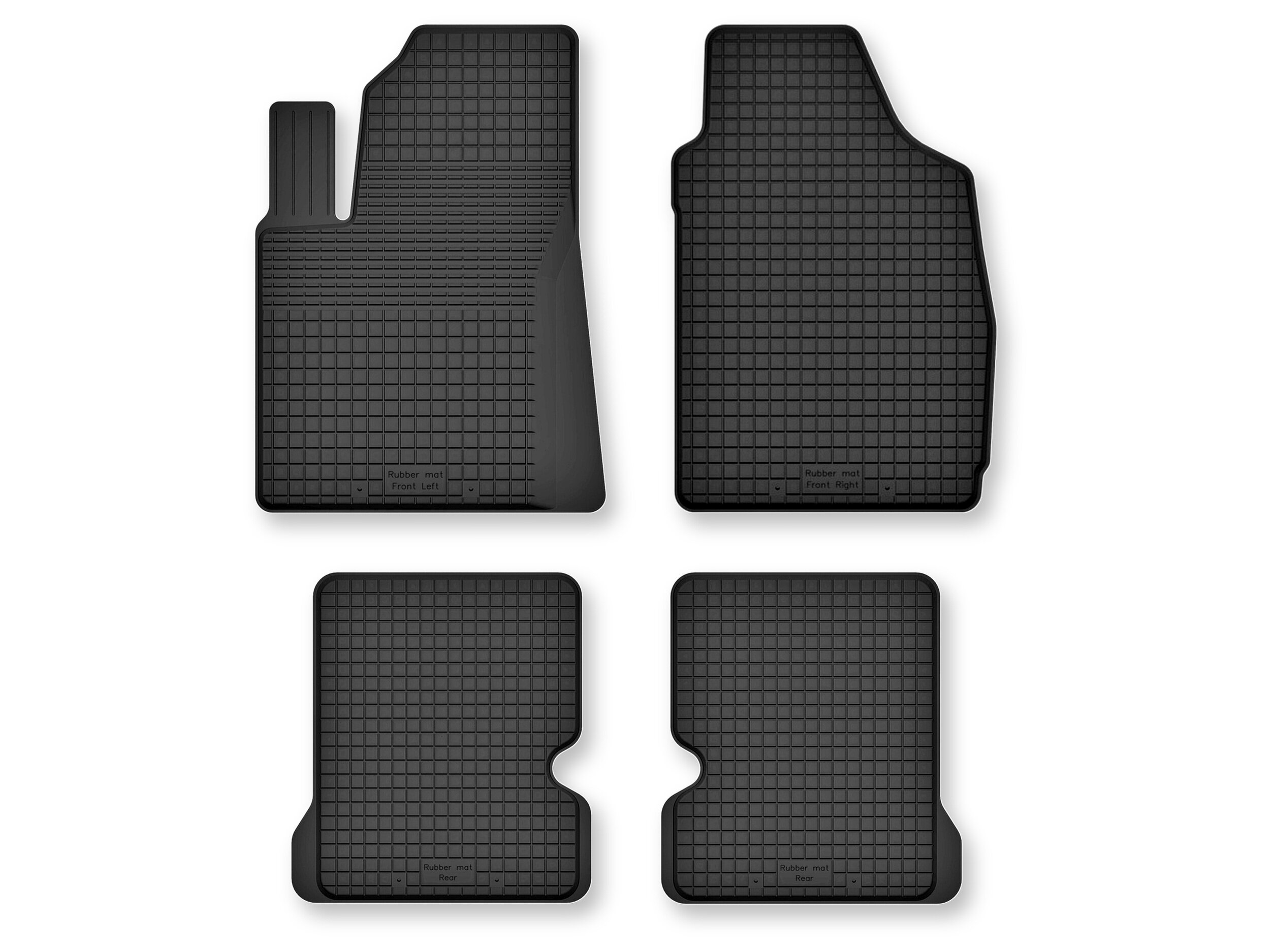Cztery czarne gumowe dywaniki samochodowe o prostokątnym kształcie z delikatnym wzorem kratki. Na dolnych krawędziach widoczny jest tekst: \'Rubber Front Left\', \'Rubber Front Right\', \'Rubber Rear\'.