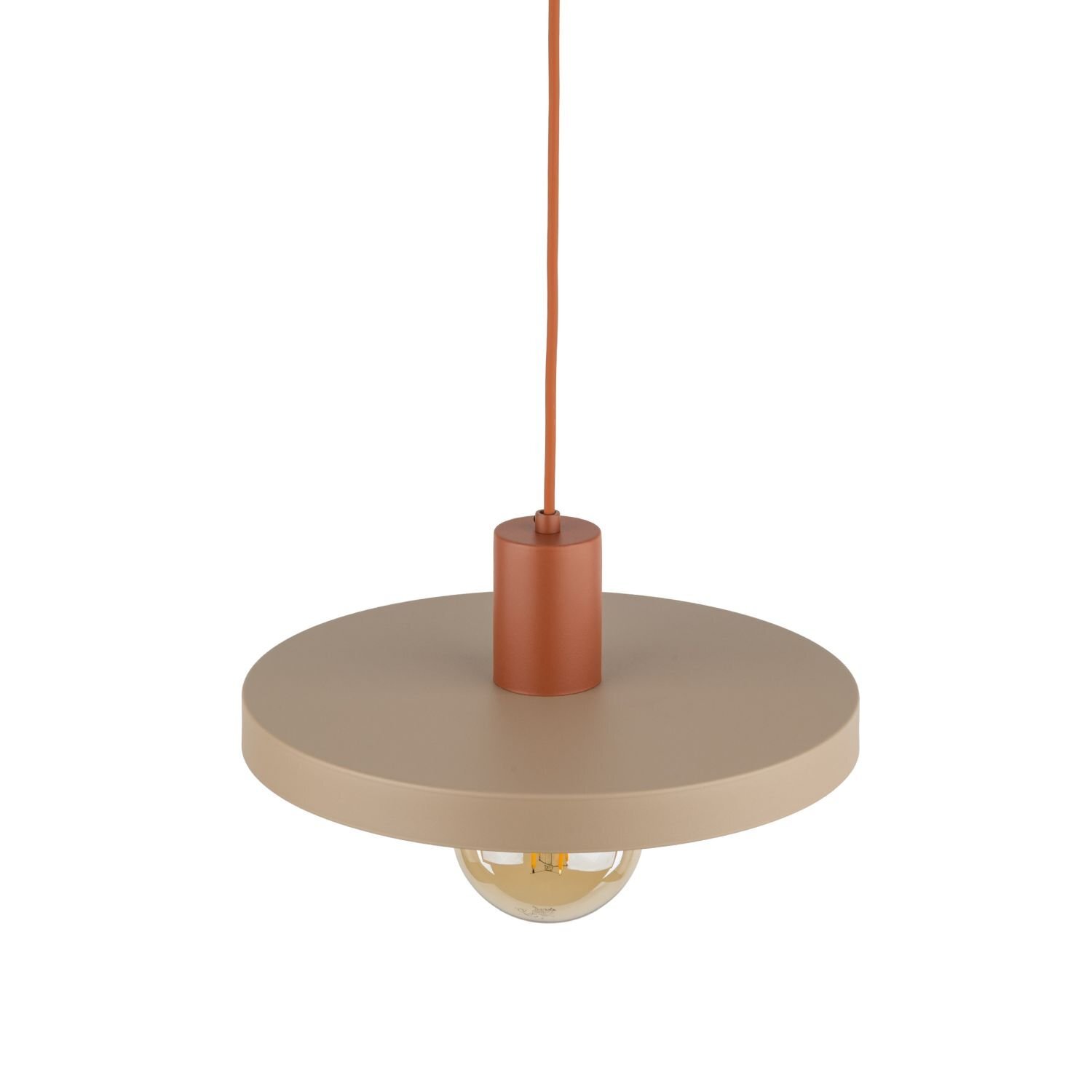 Na obrazie widoczna jest wisząca lampa z okrągłym, płaskim kloszem w kolorze ceglastym. Pod kloszem znajduje się żarówka, a całość jest zawieszona na przewodzie w tym samym kolorze.