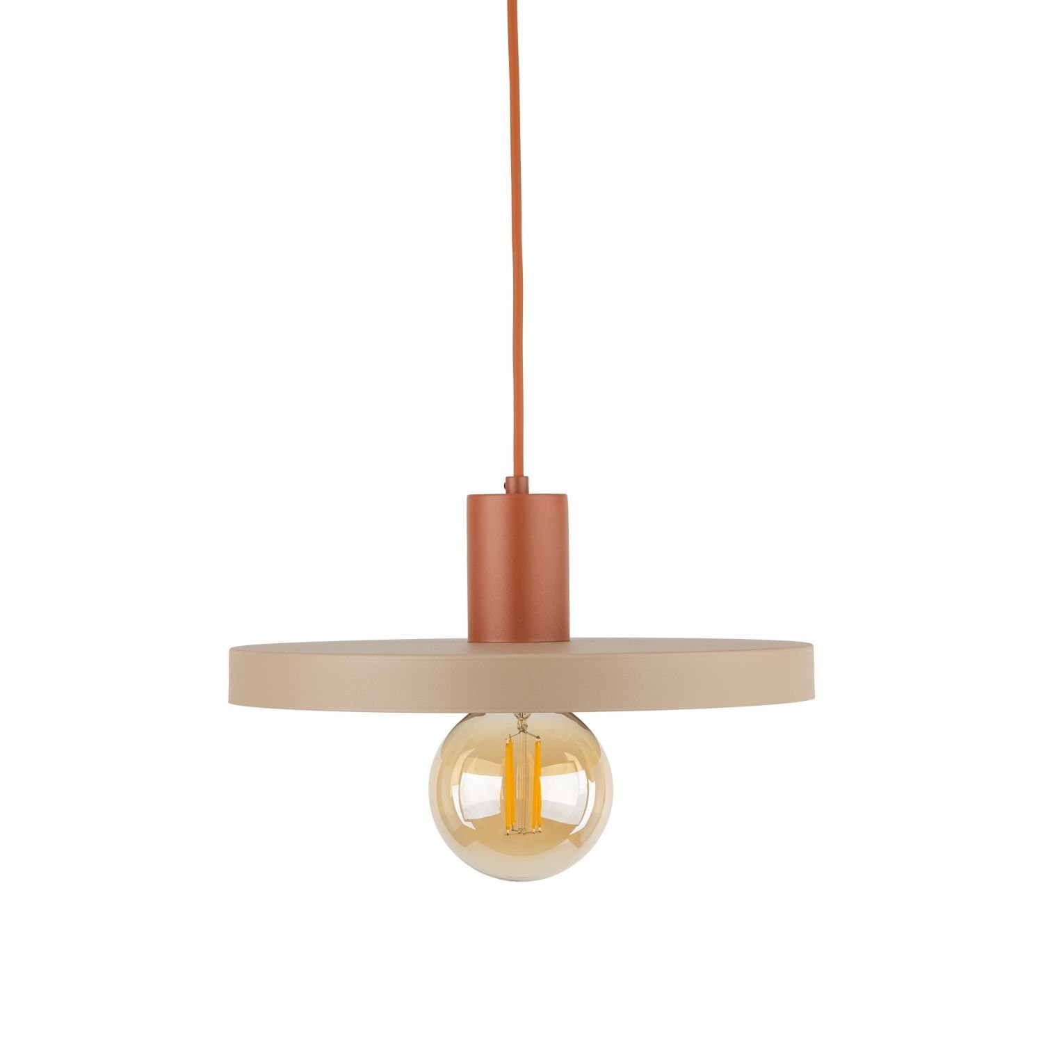 Lampa wisząca z metalowym kloszem w kolorze ceglastym, z widoczną żarówką E27. Lampa zawieszona jest na przewodzie w tym samym kolorze co klosz.