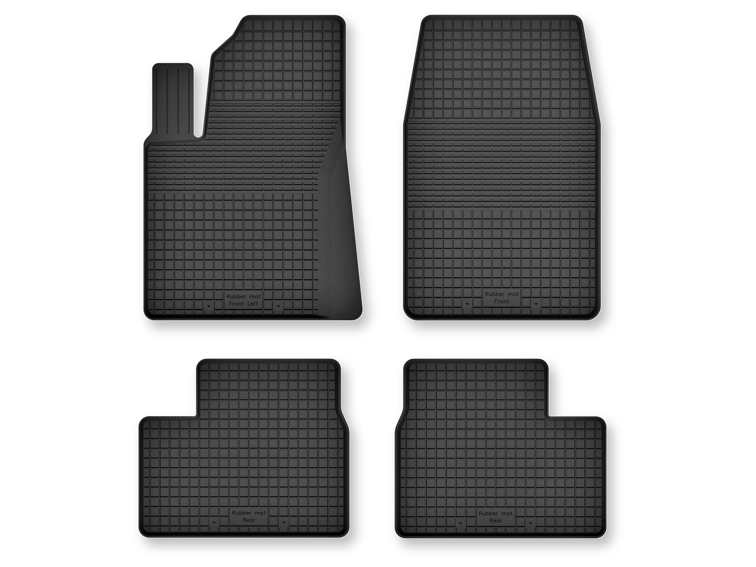Cztery czarne gumowe dywaniki samochodowe o prostokątnym kształcie z teksturą kratki. Na każdym z dywaników widoczny jest napis: \'Rubber mat Front Left\', \'Rubber mat Front\', \'Rubber mat Rear\', \'Rubber mat Rear\'.