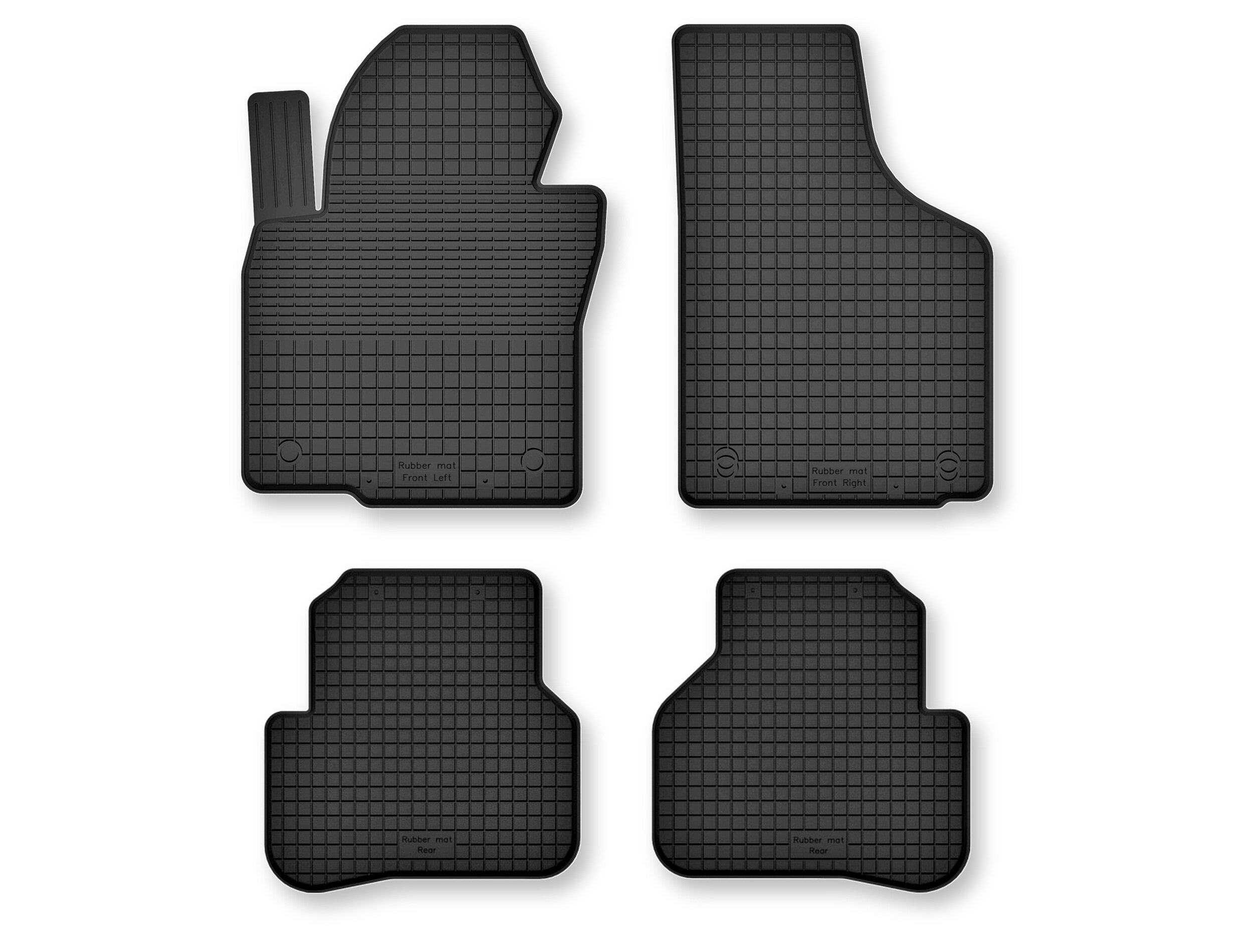 Cztery czarne gumowe dywaniki samochodowe o korytkowej strukturze, każdy z nich ma prostokątny wzór. Na dwóch z nich widoczny jest tekst: \'Rubber mat front left\' oraz \'Rubber mat front right\'.
