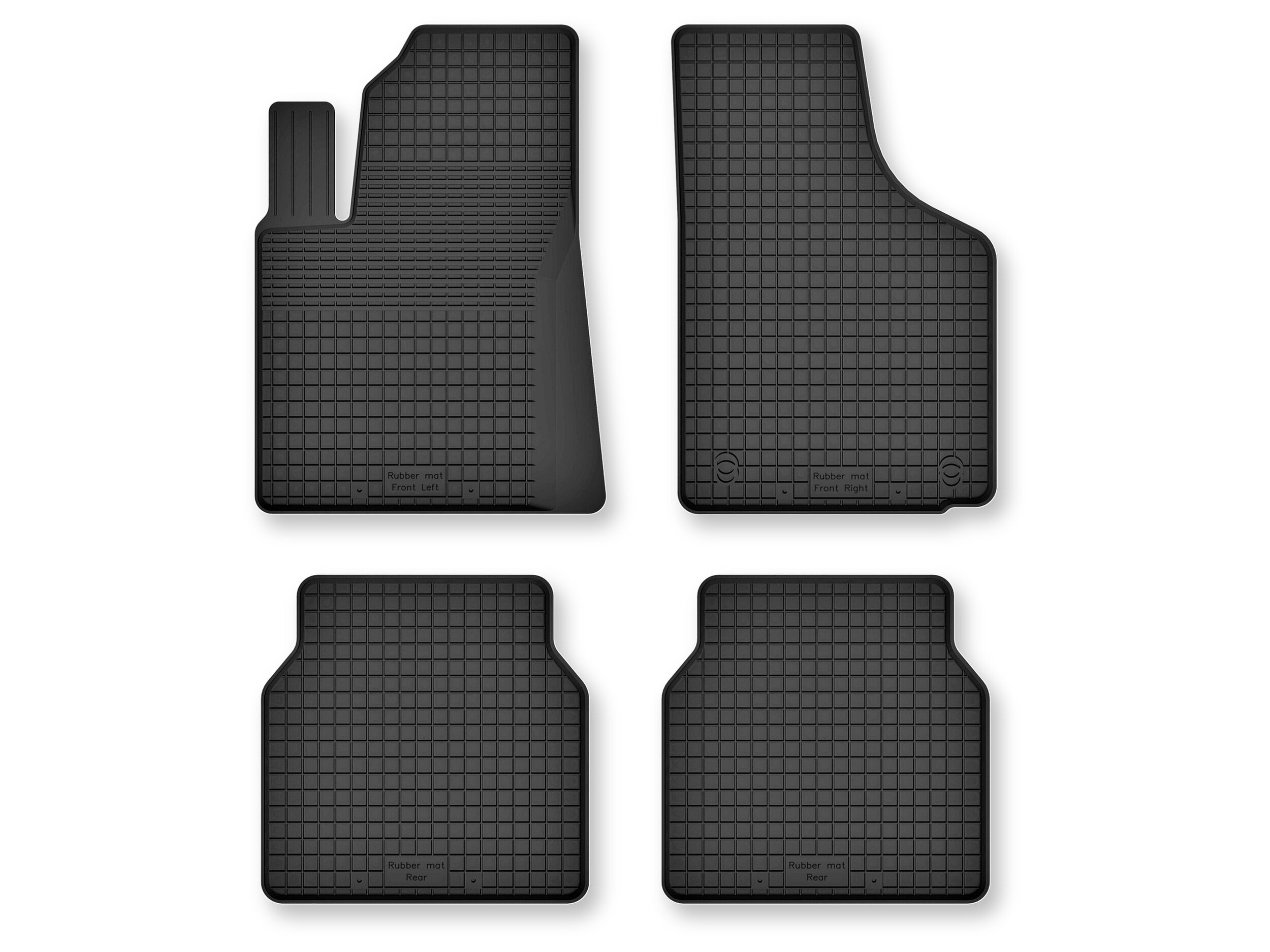 Cztery czarne gumowe dywaniki samochodowe o prostokątnym kształcie z teksturą kratki. Na dwóch z nich widoczny jest napis \'Rubber mat front left\' i \'Rubber mat rear\'.