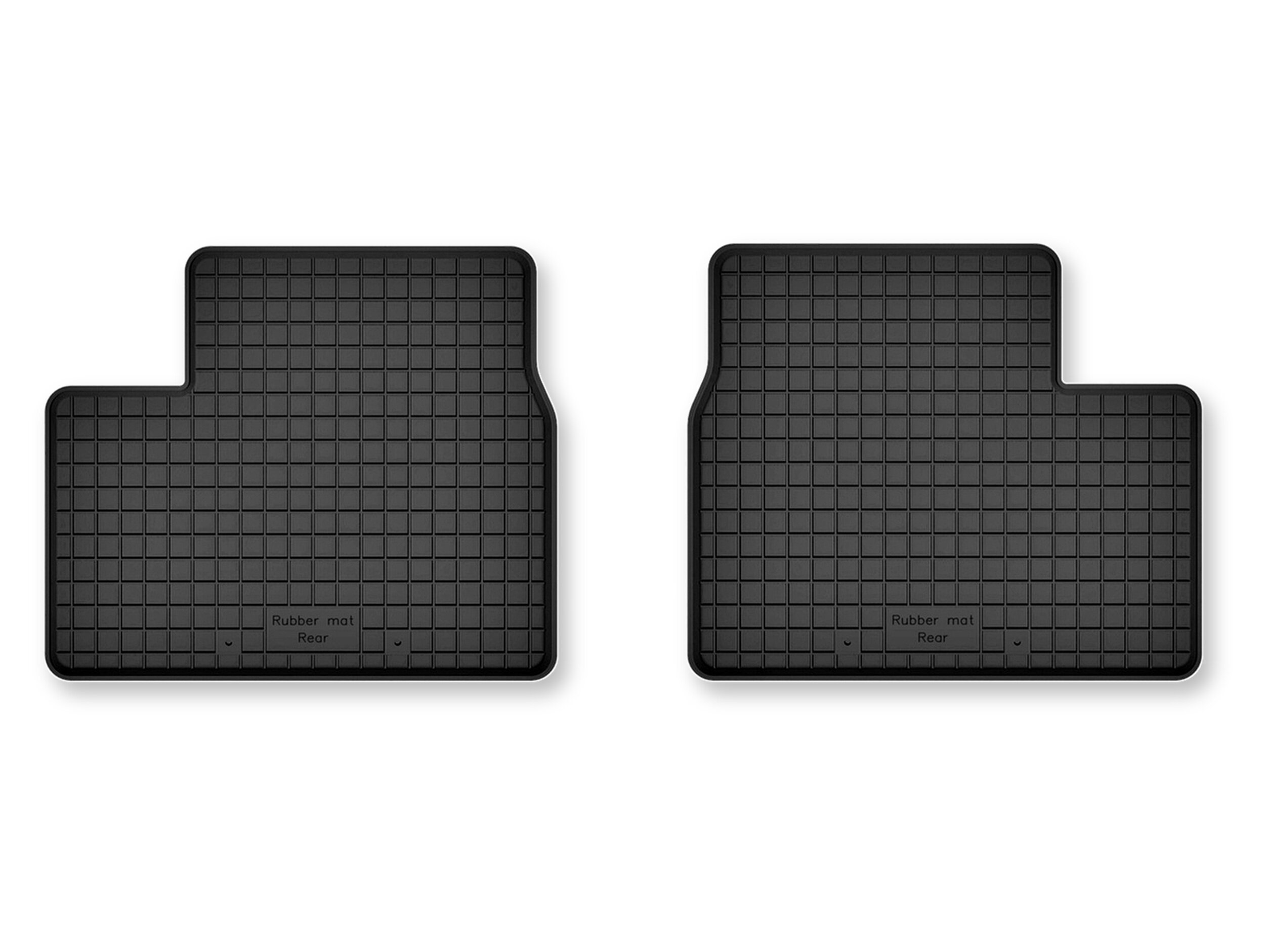 Dwa czarne gumowe dywaniki samochodowe o korytkowej strukturze, przeznaczone do tylnej części pojazdu. Na każdym z dywaników widoczny jest napis \'Rubber mat Rear\'.