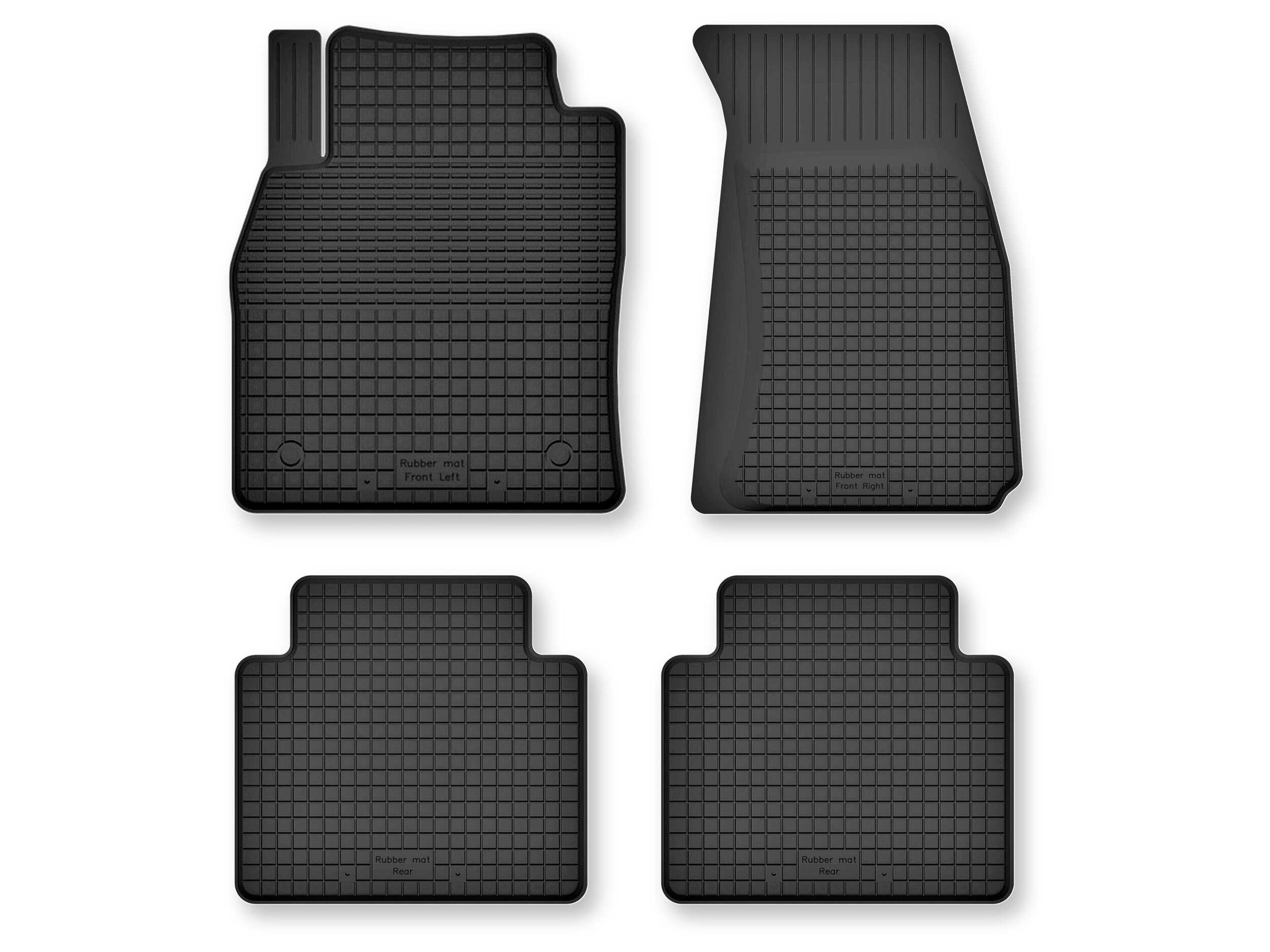 Cztery czarne gumowe dywaniki samochodowe o korytkowej strukturze, każdy z nich ma prostokątny wzór. Na dwóch z nich widoczny jest tekst: \'Rubber mat Front Left\' oraz \'Rubber mat Front Right\'.