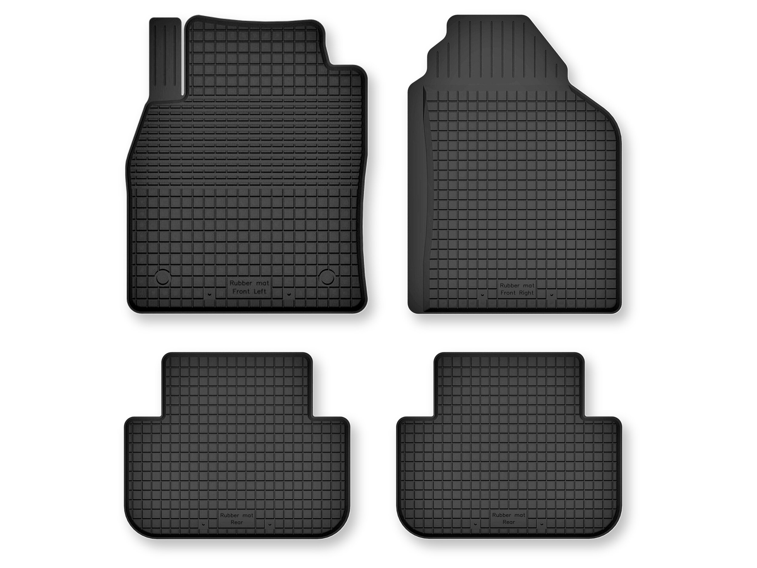 Na obrazie widoczne są cztery czarne gumowe dywaniki samochodowe o korytkowej strukturze. Na dwóch z nich znajduje się napis: \'Rubber mat Front Left\' oraz \'Rubber mat Front Right\'.