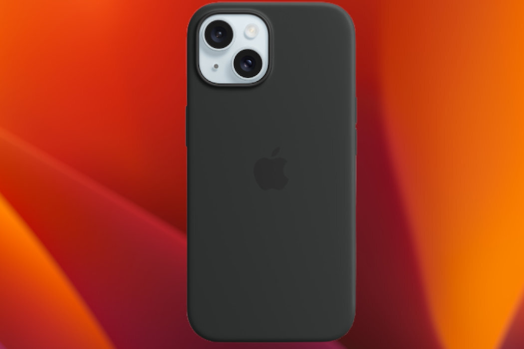 Czarne etui silikonowe z logo Apple, przeznaczone do iPhone\'a z widocznymi dwoma obiektywami aparatu. Tło jest w odcieniach pomarańczowego i czerwonego.