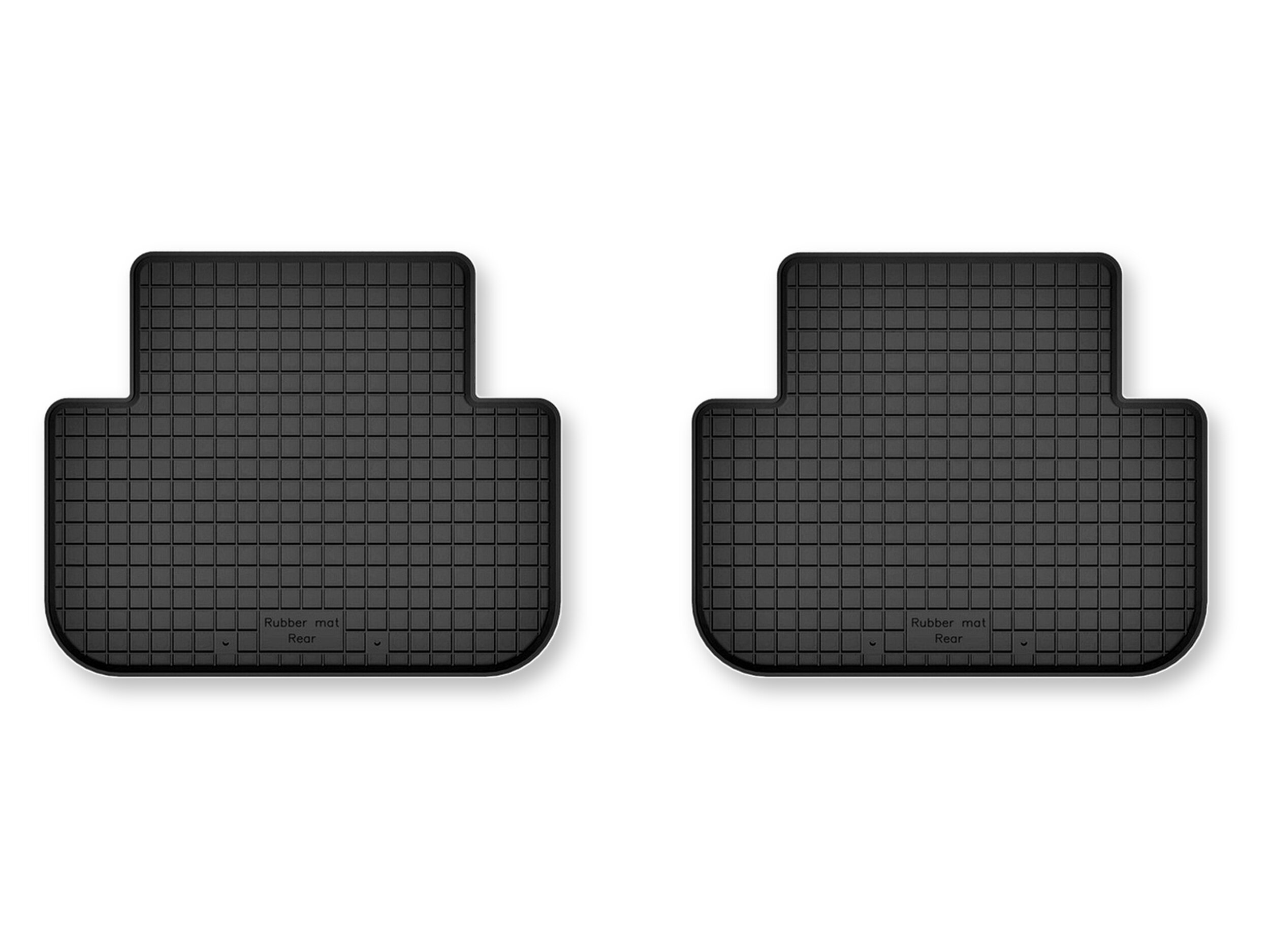 Dwa czarne gumowe dywaniki samochodowe o prostokątnym kształcie z podniesionymi krawędziami i kratkowanym wzorem. Na każdym z nich widoczny jest napis \'Rubber mat floor\'.