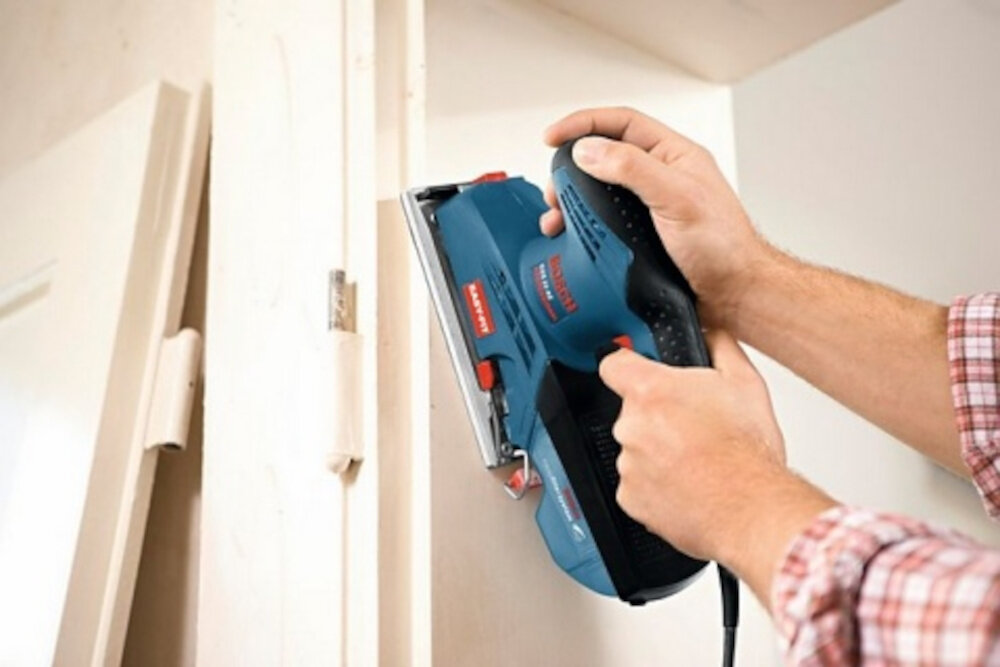 Szlifierka oscylacyjna BOSCH GSS 23 AE wygodna w użytkowaniu niskim poziom wibracji miękki materiał pokrywający uchwyt pojemnik na pył waga 1,7 kg