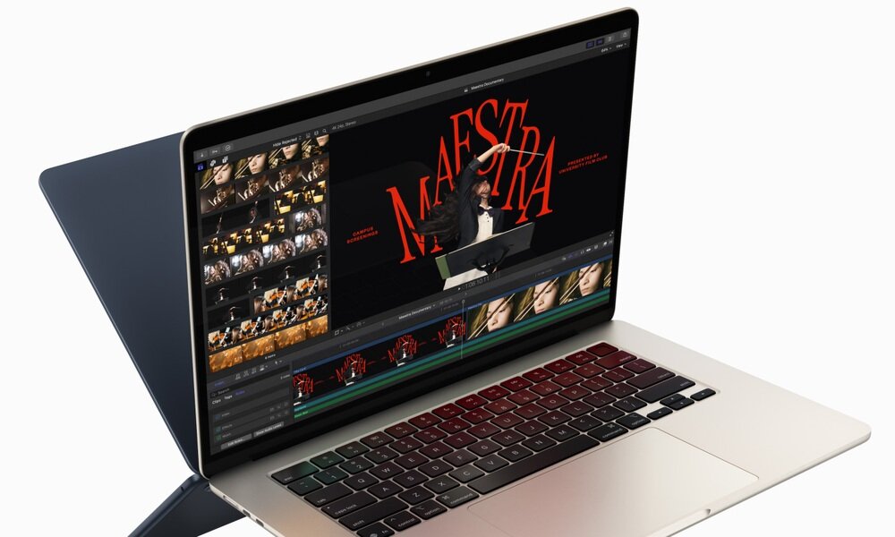 Laptop z otwartym ekranem, na którym wyświetlany jest program do edycji wideo z napisem \'MAESTRA\'. Klawiatura jest widoczna, a obudowa ma metaliczne wykończenie.