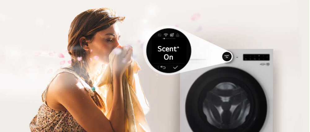 Osoba trzymająca tkaninę przy twarzy obok pralki z wyświetlaczem pokazującym \'Scent+ On\'.