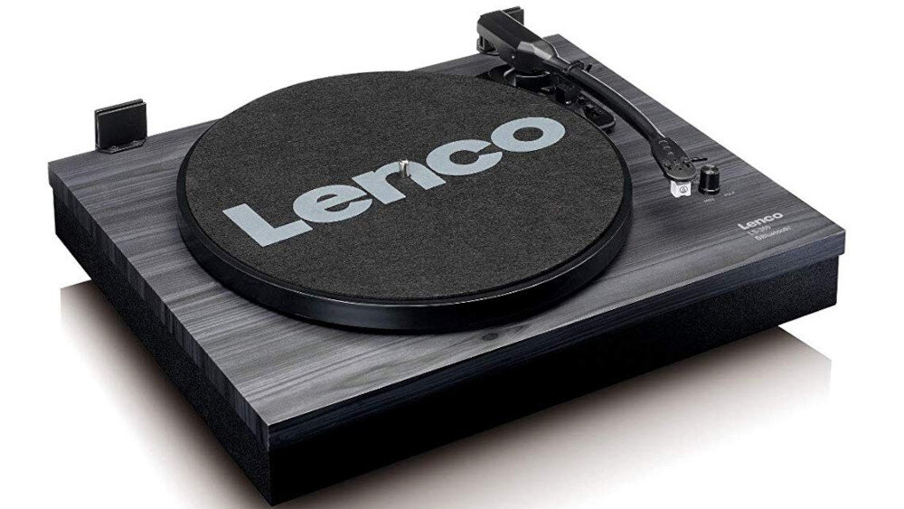 Czarny gramofon z widocznym logo \'Lenco\' na macie talerza. Obudowa ma ciemne, drewnopodobne wykończenie.