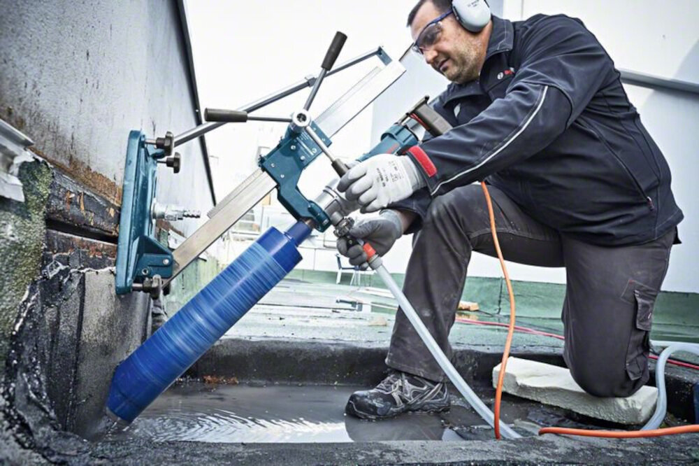 Wiertnica BOSCH GDB 180 WE Professional wydajny silnik o mocy 2000 W z systemem łagodnego rozruchu precyzyjne wiercenia w betonie z elementami zbrojeniowymi do 180 mm wyłącznik termiczny System Constant Electronic maksymalna prękość obrotowa do 2800 obr/min