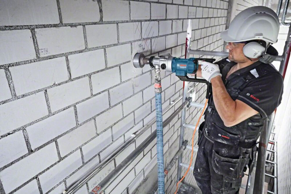 Wiertnica BOSCH GDB 180 WE Professional uchwyt z gwintem wewnętrznym i zewnętrznym współpracuje z wiertłami i bitami o średnicy trzpienia do 180 mm w betonie i w murze