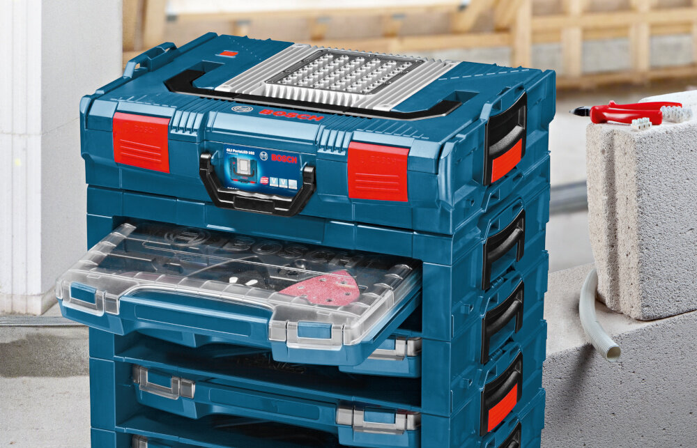 System walizkowy BOSCH 1600A001RW pomieszczenie walizka wypełniona akcesoriami umieszczona w regale systemowym zatrzaski do regału i-BOXX Rack i walizki LS-BOXX stabilne połączenie elementów ochrona przed przesunięciem lub wypadnięciem bezpieczeństwo narzędzi i materiałów