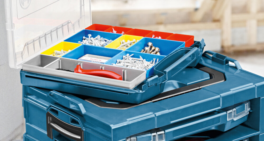 Organizer BOSCH 1600A001S7 otwarty organizer ustawiony na skrzynce narzędziowej praktyczne przechowywanie do drobnych akcesoriów